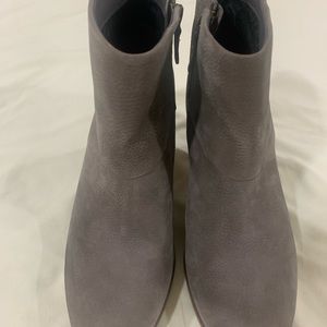 8AA. COLE HAAN ABOVE ANKLE BOOTS SIDE ZIPPER